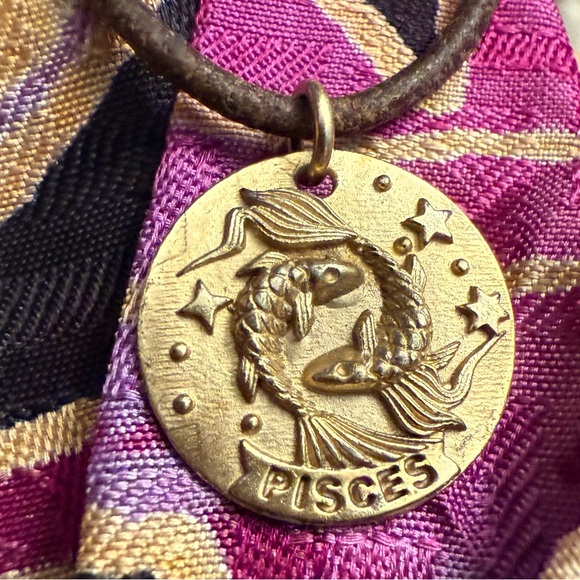 PISCES STARGAZER ZODIAC NECKLACE - Picture 1 of 3